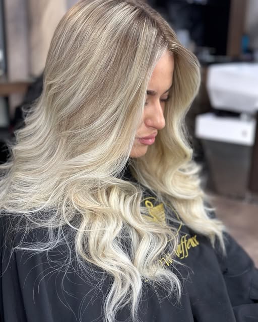 Blonde Balayage mit weichen Wellen – Ergebnis aus dem Show Coiffeur Hagen