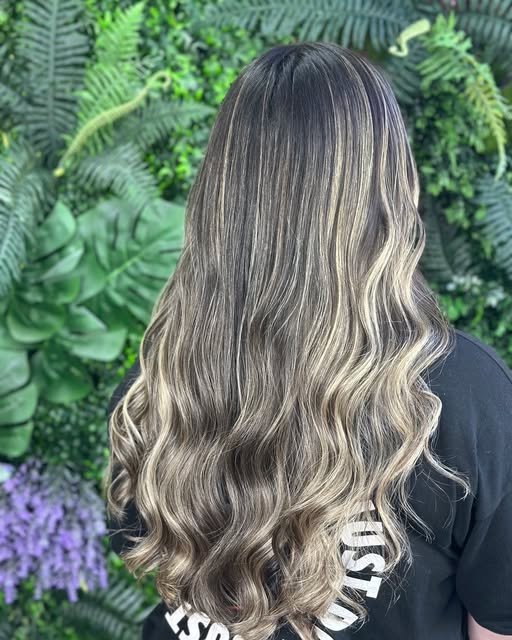 Lange dunkelblonde Balayage mit Locken