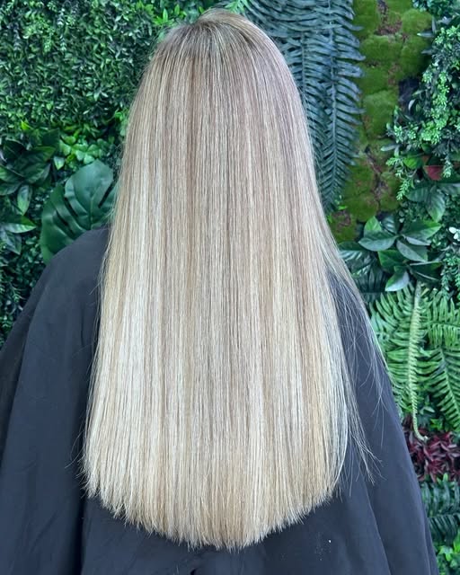 Glatte lange blonde Haare mit sanftem Verlauf